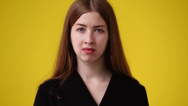 Wideo Czystymi Emocjami Jednej Dziewczyny Żółtym Tle Pojęcie Pustych Emocji — Wideo stockowe