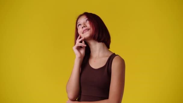 Video Von Mädchen Mit Listigen Gesichtsausdruck Auf Gelbem Hintergrund Konzept — Stockvideo