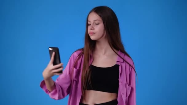 Mavi Arka Planda Güzel Bir Kızın Selfie Çektiği Video Duyguların — Stok video