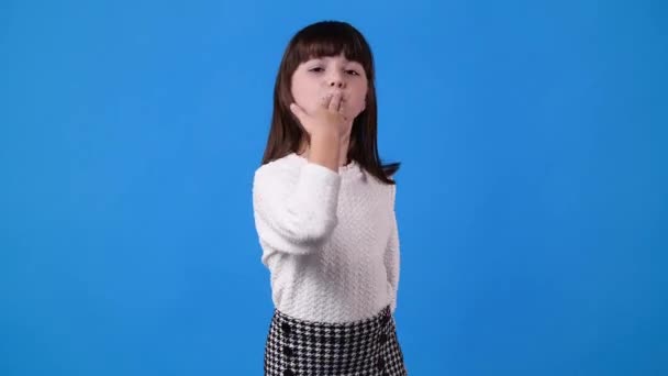 Video Yksi Tyttö Lähettää Ilmapusu Sinisellä Taustalla Rakkauden Tunteen Käsite — kuvapankkivideo