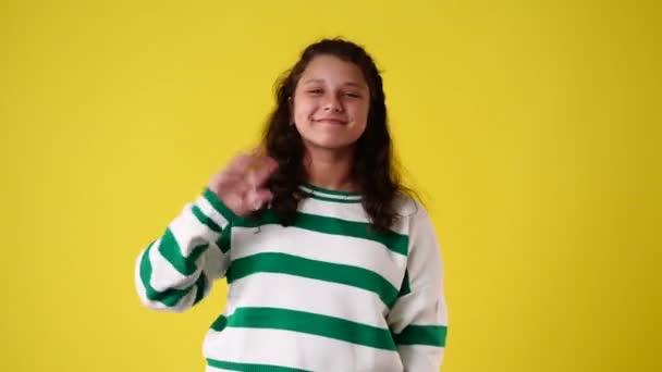Video Linda Chica Saludando Sobre Fondo Amarillo Concepto Emociones — Vídeos de Stock