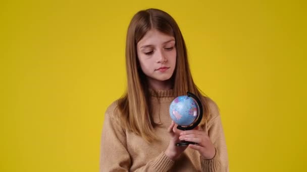Видео Одной Девушки Смотрящей Маленький Глобус Концепция Эмоций — стоковое видео