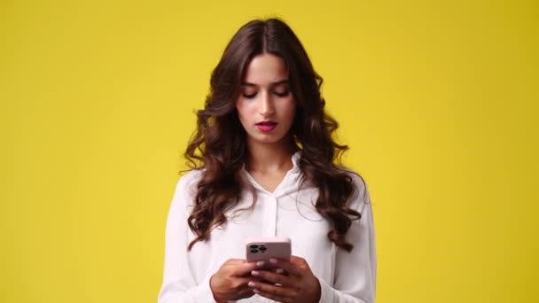 Video Chica Con Expresión Facial Reflexiva Sobre Fondo Amarillo Concepto — Vídeo de stock