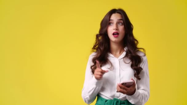 Video One Girl Pointing Left Yellow Background Concept Emotions — Video