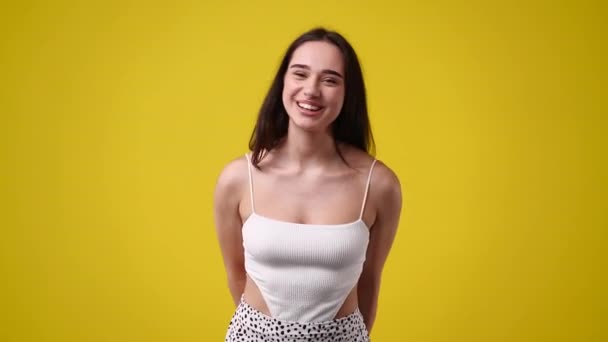 Video Von Einem Mädchen Das Für Ein Video Auf Gelbem — Stockvideo