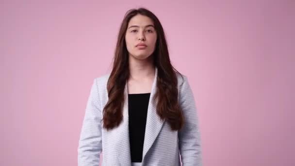Βίντεο Από Κορίτσια Έκφραση Προσώπου Ροζ Φόντο Έννοια Των Συναισθημάτων — Αρχείο Βίντεο