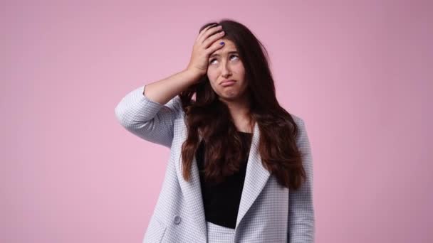 Відео Однієї Дівчини Негативним Виразом Обличчя Рожевому Фоні Поняття Емоцій — стокове відео