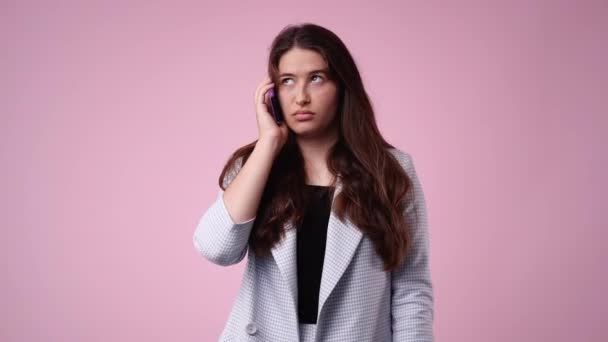 4K视频 一个女孩在粉色背景下面部表情消极 情绪的概念 — 图库视频影像