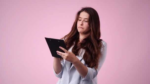 Video One Girl Taking Notes Pink Background Concept Emotions — Stockvideo