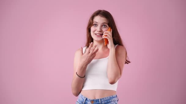 Wideo Jednej Dziewczyny Rozmawiającej Przez Telefon Różowym Tle Pojęcie Emocji — Wideo stockowe