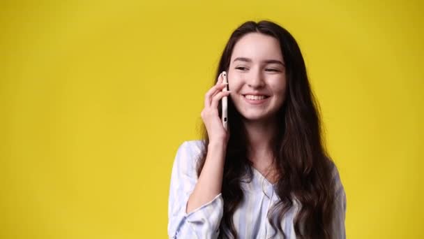 Βίντεο Ένα Κορίτσι Μιλάει Από Τηλέφωνο Κίτρινο Φόντο Έννοια Των — Αρχείο Βίντεο