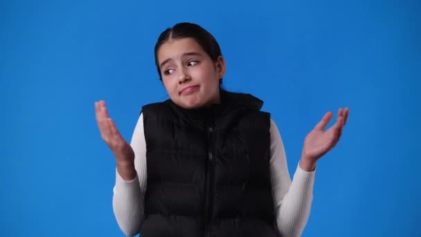 Video Van Meisje Met Sluwe Gezichtsuitdrukking Blauwe Achtergrond Concept Van — Stockvideo