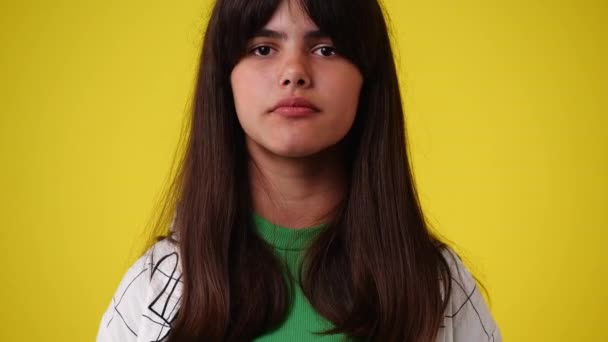 Βίντεο Ενός Κοριτσιού Αρνητική Έκφραση Προσώπου Πάνω Από Κίτρινο Φόντο — Αρχείο Βίντεο