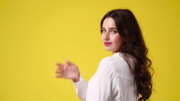 Video Von Leeren Emotionen Eines Mädchens Auf Gelbem Hintergrund Konzept — Stockvideo