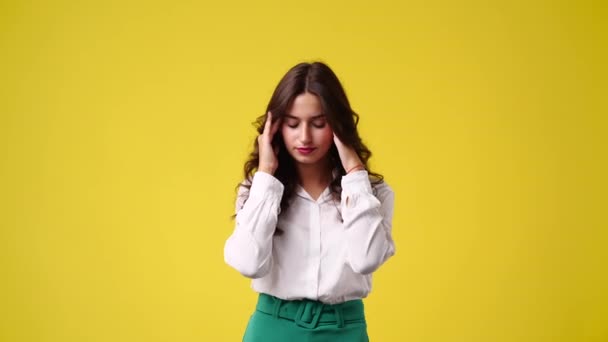 Відео Однієї Дівчини Почувається Погано Жовтому Тлі Поняття Емоцій — стокове відео