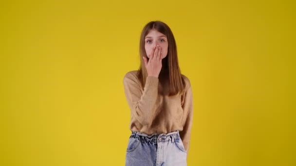 Video Una Chica Enviando Beso Aéreo Sobre Fondo Amarillo Concepto — Vídeo de stock