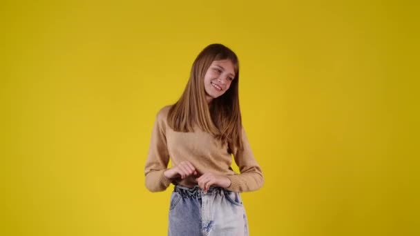 Wideo Dziewczyny Tańczącej Żółtym Tle Pojęcie Emocji — Wideo stockowe