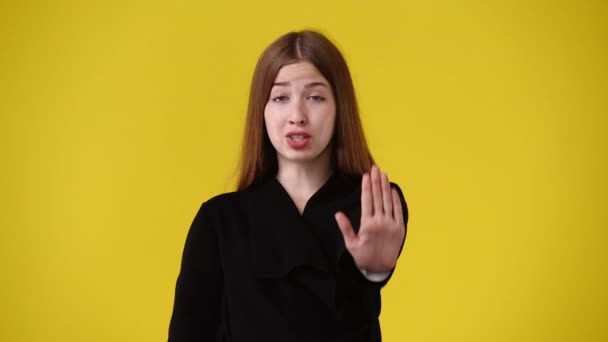 Video Van Een Meisje Met Stopbord Gele Achtergrond Concept Van — Stockvideo