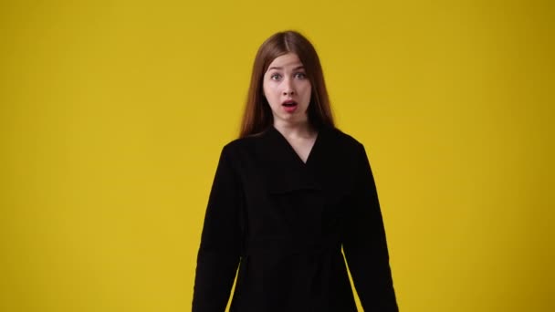 Wideo Jednej Dziewczyny Pozowanie Filmu Żółtym Tle Pojęcie Emocji — Wideo stockowe