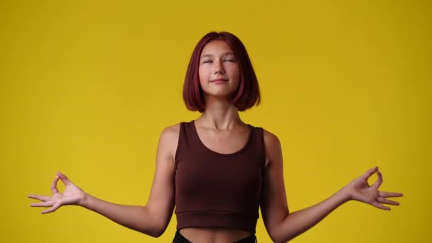 Video Una Chica Meditando Sobre Fondo Amarillo Concepto Emoción — Vídeos de Stock