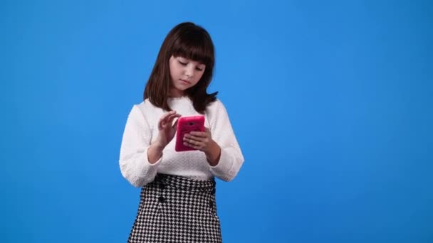 青い背景にメッセージを送る1人の少女の4Kビデオ 感情の概念 — ストック動画