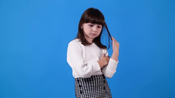Video Girl Touching Hair Isolated Blue Background Concept Emotion — Stok video