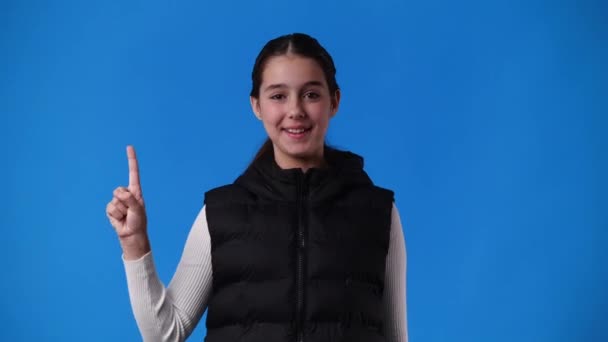 Video One Girl Counting Till Three Blue Background Concept Emotions — Stockvideo