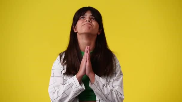 Video Girl Begging Please Yellow Background Concept Emotions — Vídeo de Stock