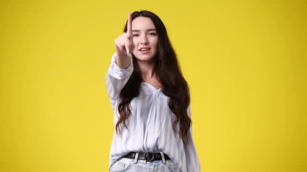 Video Una Chica Posando Para Video Sobre Fondo Amarillo Concepto — Vídeos de Stock