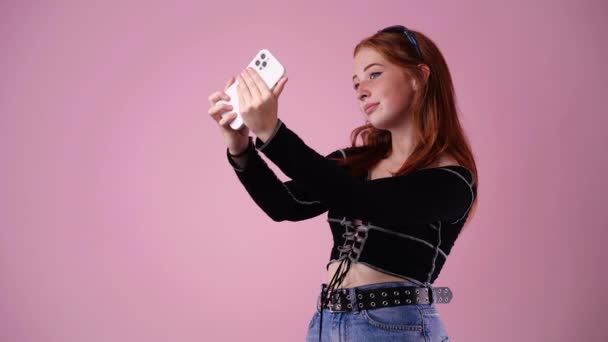 Vídeo Cute Girl Using Phone Pink Background Conceito Emoções — Vídeo de Stock