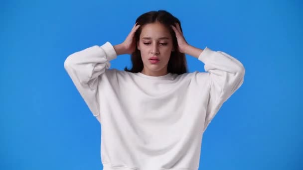 Video Van Een Meisje Dat Zich Opgewonden Voelt Blauwe Achtergrond — Stockvideo