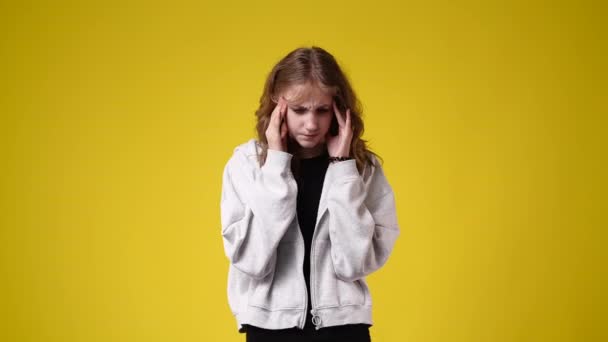Video One Girl Feeling Bad Yellow Background Concept Emotions — ストック動画