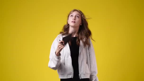 Video Van Een Meisje Poseren Voor Een Video Gele Achtergrond — Stockvideo