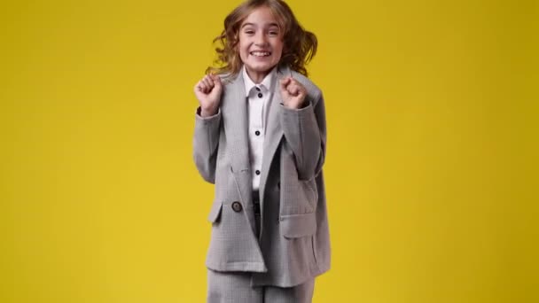 Wideo Cute Girl Uśmiecha Się Żółtym Tle Pojęcie Emocji — Wideo stockowe