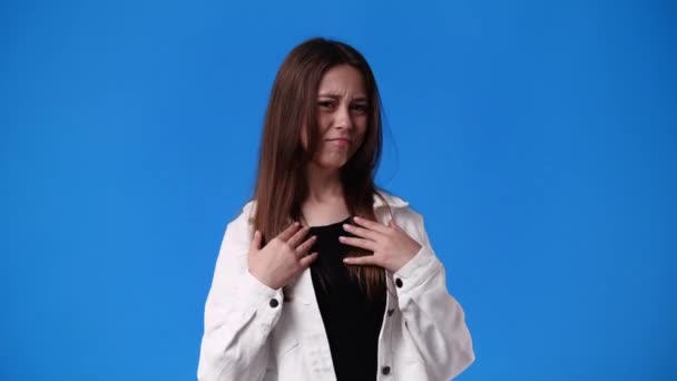 Videó Egy Lányról Aki Kék Háttérrel Pózol Egy Videóhoz Érzelmek — Stock videók