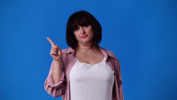 Wideo Jednej Kobiety Myślącej Czymś Pokazującej Kciuk Górze Pojęcie Emocji — Wideo stockowe