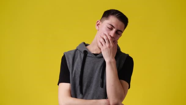 Video Man Thinking Something Yellow Background Concept Emotions — Stock videók