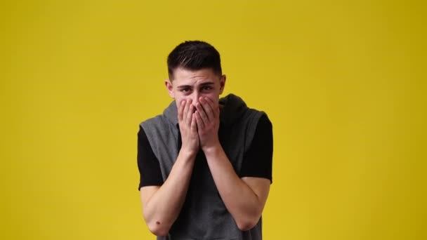 Slow Motion Video One Man Being Very Emotional Yellow Background — ストック動画