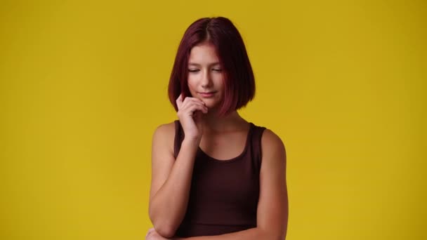Βίντεο Ένα Κορίτσι Σκέφτεται Κάτι Πάνω Από Κίτρινο Φόντο Έννοια — Αρχείο Βίντεο