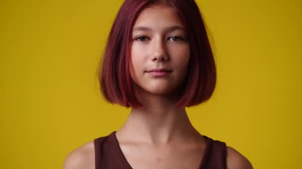 Video Chica Con Expresión Facial Reflexiva Sobre Fondo Amarillo Concepto — Vídeos de Stock