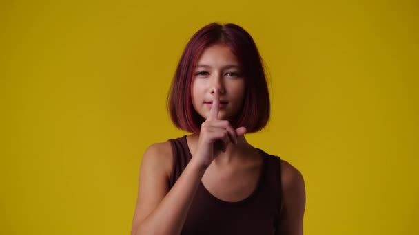 Video Una Chica Mostrando Signo Silencio Fondo Amarillo Concepto Emociones — Vídeos de Stock