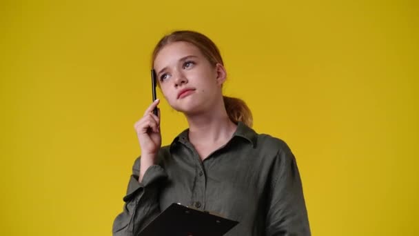 Video Dívky Přemýšlivým Výrazem Obličeje Žlutém Pozadí Koncept Dívky Nápady — Stock video