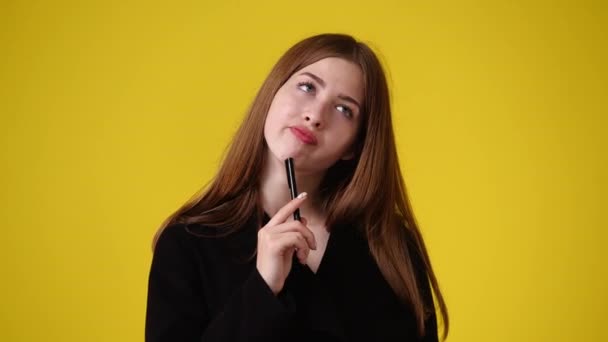 Wideo Dziewczyny Przebiegłym Wyrazem Twarzy Żółtym Tle Pojęcie Dziewczyny Pomysłami — Wideo stockowe