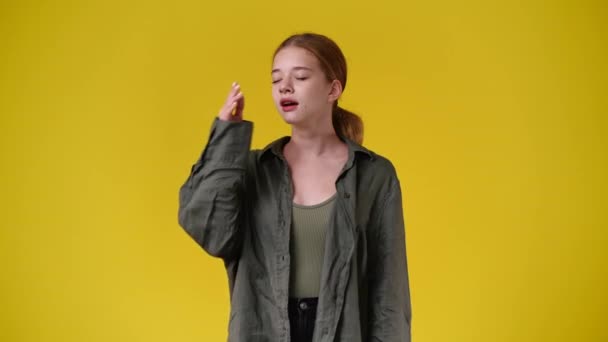 Wideo Dziewczyny Przemyślanym Wyrazem Twarzy Żółtym Tle Pojęcie Dziewczyny Pomysłami — Wideo stockowe