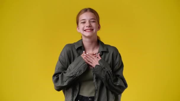 Відео Усміхненої Дівчини Жовтому Фоні Поняття Емоцій — стокове відео