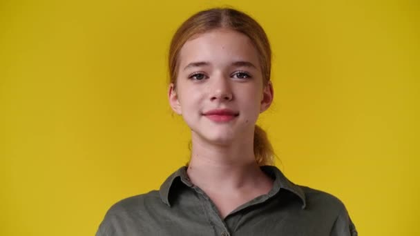 Vídeo Cute Girl Showing Sign Yellow Background Conceito Emoções — Vídeo de Stock