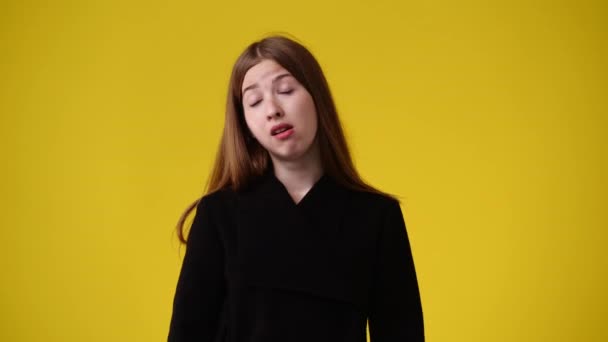 Βίντεο Του Κοριτσιού Πονηρή Έκφραση Του Προσώπου Κίτρινο Φόντο Έννοια — Αρχείο Βίντεο
