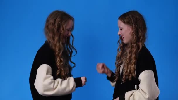 Видео Две Девочки Близнецы Хлопают Концепция Эмоций — стоковое видео