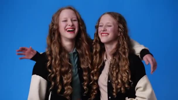 Vídeo Duas Meninas Gêmeas Estão Animados Sobre Algo Sobre Fundo — Vídeo de Stock