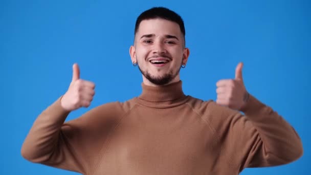 Video One Man Showing Thumb Blue Background Concept Emotions — Video Stock